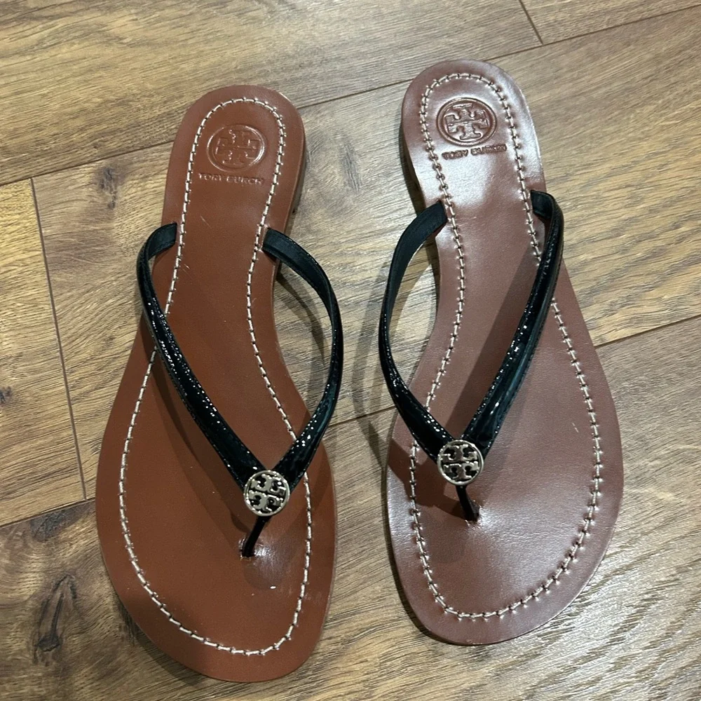 Tory Burch Black Patent Thong Sandals with Brown Footbed